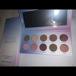ITEM BEAUTY On The Daily Eye Shadow Palette